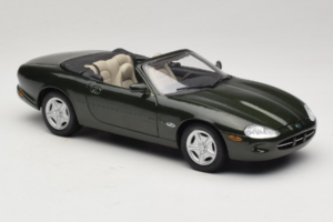 Jaguar XK8 Green Metallic Svetlo Šedý Interiér Maisto 1:18 31836 Kov – obrázok 6 z 8