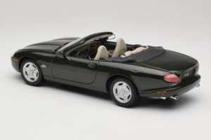 Jaguar XK8 Green Metallic Svetlo Šedý Interiér Maisto 1:18 31836 Kov – obrázok 7 z 8