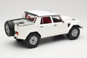 Lamborghini LM002 Biely Kyosho 1:18 GTS18508W Živica – obrázok 2 z 6