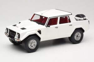 Lamborghini LM002 Biely Kyosho 1:18 GTS18508W Živica