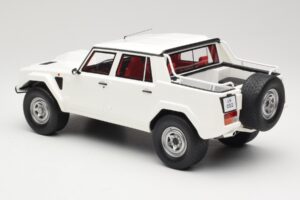 Lamborghini LM002 Biely Kyosho 1:18 GTS18508W Živica – obrázok 5 z 6