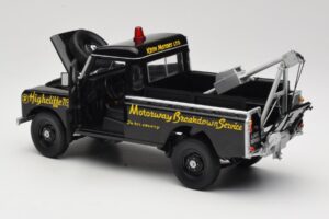 Land Rover Series III Záchranné Vozidlo Čierny Universal Hobbies 1:18 4411 Kov – obrázok 5 z 8