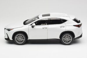 Lexus NX450h+ AZ20 Biely Kyosho 1:18 08968Q Živica – obrázok 4 z 8