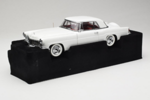 Lincoln Continental Mark II Biely Road Signature 1:18 20078-P1 Kov