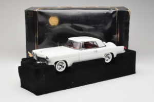 Lincoln Continental Mark II Biely Road Signature 1:18 20078-P1 Kov – obrázok 6 z 6