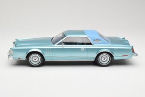 Lincoln Continental Mark V Blue Metallic MCG 1:18 MCG18369 Kov – obrázok 3 z 6