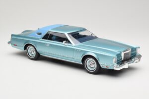 Lincoln Continental Mark V Blue Metallic MCG 1:18 MCG18369 Kov – obrázok 4 z 6