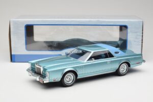 Lincoln Continental Mark V Blue Metallic MCG 1:18 MCG18369 Kov – obrázok 6 z 6