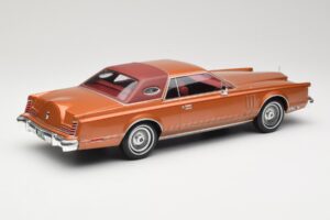 Lincoln Continental Mark V Crystal Apricot Metallic MCG 1:18 MCG18370 Kov – obrázok 2 z 6