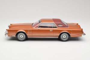 Lincoln Continental Mark V Crystal Apricot Metallic MCG 1:18 MCG18370 Kov – obrázok 3 z 6