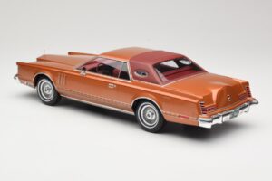 Lincoln Continental Mark V Crystal Apricot Metallic MCG 1:18 MCG18370 Kov – obrázok 5 z 6