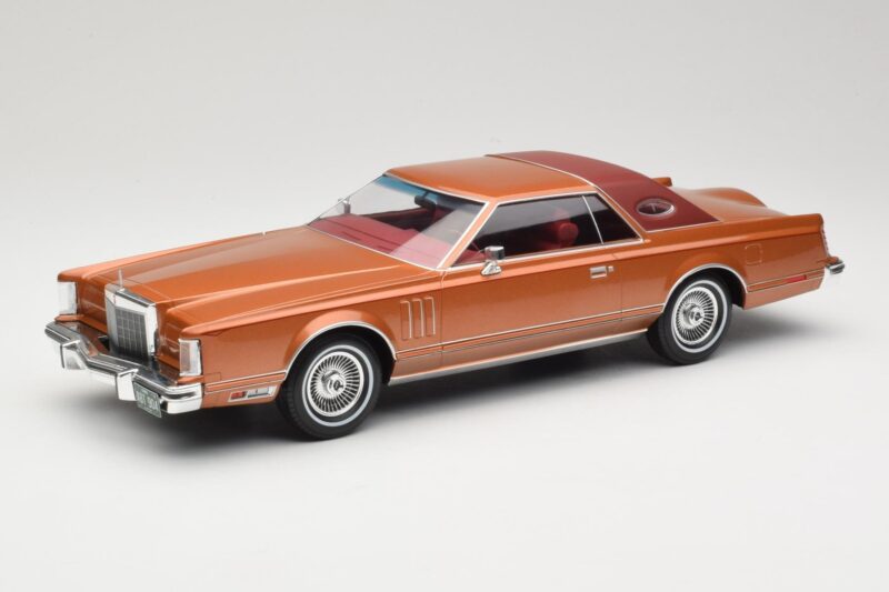 Lincoln Continental Mark V Crystal Apricot Metallic MCG 1:18 MCG18370 Kov
