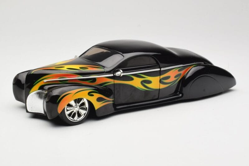 Lincoln Zephyr Scrape Custom Čierny s Plameňmi Hot Wheels 1:18 57319 Kov