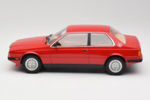 Maserati BiTurbo Coupe Rosso Corsa Minichamps 1:18 107123501 Živica – obrázok 3 z 6