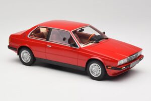 Maserati BiTurbo Coupe Rosso Corsa Minichamps 1:18 107123501 Živica – obrázok 4 z 6