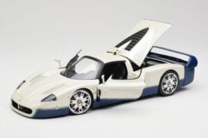Maserati MC12 Biely Modrý Hot Wheels 1:18 G7158 Kov – obrázok 2 z 8