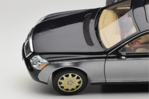 Maybach 57 SWB Caspian Black Himalayas Grey AUTOart 1:18 76151 Kov – obrázok 8 z 9