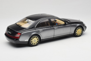 Maybach 57 SWB Caspian Black Himalayas Grey AUTOart 1:18 76151 Kov – obrázok 3 z 9