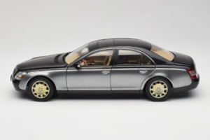 Maybach 57 SWB Caspian Black Himalayas Grey AUTOart 1:18 76151 Kov – obrázok 4 z 9