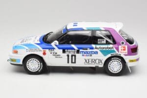 Mazda 323 GTX #10 T. Makinen / S. Harjanne 1000 Lakes Rally 1991 Otto 1:18 OT1099 Živica – obrázok 3 z 6