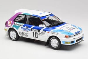 Mazda 323 GTX #10 T. Makinen / S. Harjanne 1000 Lakes Rally 1991 Otto 1:18 OT1099 Živica – obrázok 4 z 6