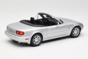 Mazda MX-5 Miata NA Highlight Strieborný Gate 1:18 1015 Kov – obrázok 3 z 8