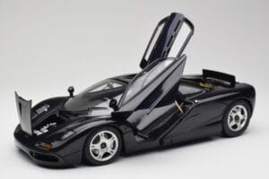 McLaren F1 Blue Metallic Minichamps 1:12 530133130 Kov – obrázok 2 z 8