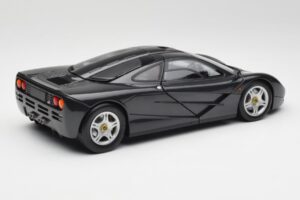 McLaren F1 Carbon Čierny Metalíza Minichamps 1:18 530133420 Kov – obrázok 3 z 8