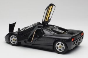 McLaren F1 Carbon Čierny Metalíza Minichamps 1:18 530133420 Kov – obrázok 5 z 8