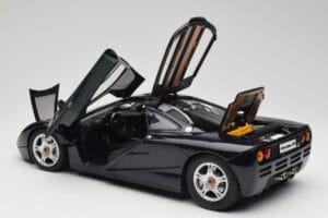 McLaren F1 Dark Blue Metallic Minichamps 1:12 530133128 Kov – obrázok 6 z 9