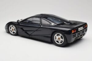 McLaren F1 Dark Blue Metallic Minichamps 1:12 530133128 Kov – obrázok 8 z 9