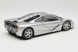 McLaren F1 Strieborný UT Models 1:18 530133180-R1 Kov – obrázok 3 z 8