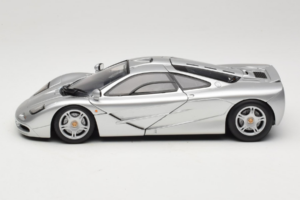 McLaren F1 Strieborný UT Models 1:18 530133180-R1 Kov – obrázok 4 z 8