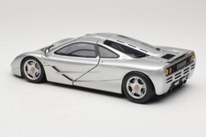 McLaren F1 Strieborný UT Models 1:18 530133180-R1 Kov – obrázok 7 z 8