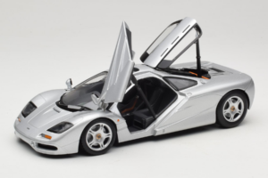McLaren F1 Strieborný UT Models 1:18 530133180 Kov – obrázok 2 z 8