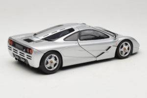 McLaren F1 Strieborný UT Models 1:18 530133180 Kov – obrázok 3 z 8