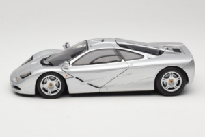 McLaren F1 Strieborný UT Models 1:18 530133180 Kov – obrázok 4 z 8