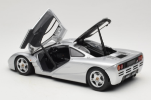 McLaren F1 Strieborný UT Models 1:18 530133180 Kov – obrázok 5 z 8