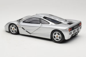 McLaren F1 Strieborný UT Models 1:18 530133180 Kov – obrázok 7 z 8
