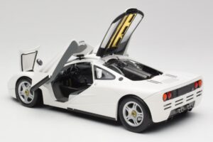 McLaren F1 Biely Minichamps 1:18 530133424 Kov – obrázok 5 z 8