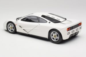 McLaren F1 Biely Minichamps 1:18 530133424 Kov – obrázok 7 z 8