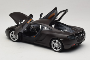 McLaren MP4-12C Matt Black Minichamps 1:18 110133021 Kov – obrázok 5 z 8