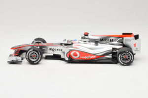 McLaren MP4-25 Mercedes #1 J. Button Vodafone McLaren Showcar F1 2010 Minichamps 1:18 530101801 Kov – obrázok 3 z 7