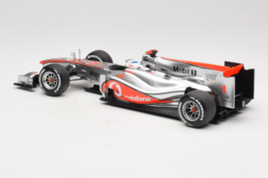 McLaren MP4-25 Mercedes #1 J. Button Vodafone McLaren Showcar F1 2010 Minichamps 1:18 530101801 Kov – obrázok 5 z 7
