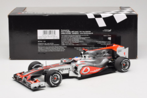 McLaren MP4-25 Mercedes #1 J. Button Vodafone McLaren Showcar F1 2010 Minichamps 1:18 530101801 Kov – obrázok 6 z 7