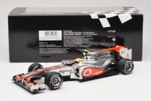 McLaren MP4-25 Mercedes #2 L. Hamilton Vodafone McLaren F1 2010 Minichamps 1:18 530101802 Kov – obrázok 6 z 7