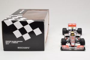 McLaren MP4-25 Mercedes #2 L. Hamilton Vodafone McLaren F1 2010 Minichamps 1:18 530101802 Kov – obrázok 7 z 7