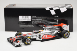 McLaren MP4-26 Mercedes #3 L. Hamilton Vodafone McLaren Showcar F1 2011 Minichamps 1:18 530111873 Kov – obrázok 6 z 7