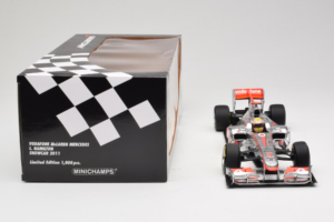McLaren MP4-26 Mercedes #3 L. Hamilton Vodafone McLaren Showcar F1 2011 Minichamps 1:18 530111873 Kov – obrázok 7 z 7