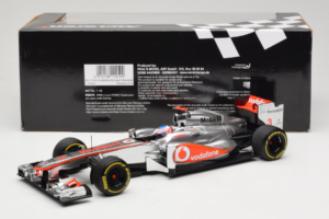 McLaren MP4-27 Mercedes #3 J. Button Vodafone McLaren Showcar F1 2012 Minichamps 1:18 530121873 Kov – obrázok 6 z 7
